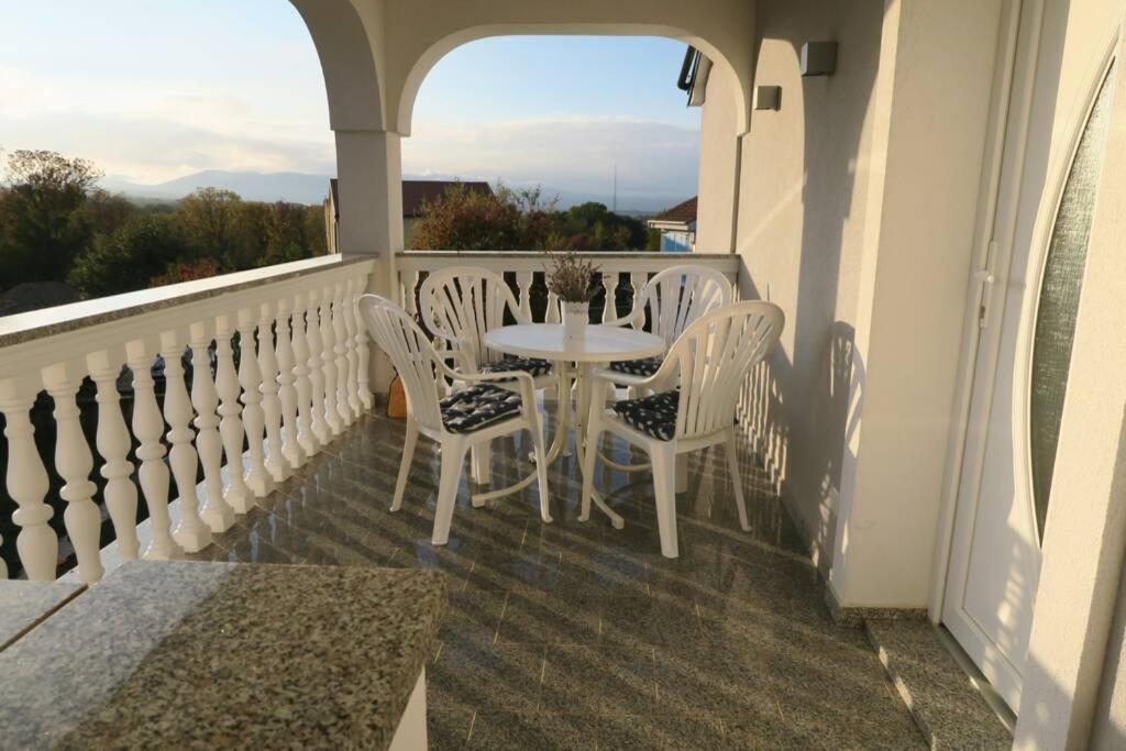 Mitros Apartment Malinska Buitenkant foto